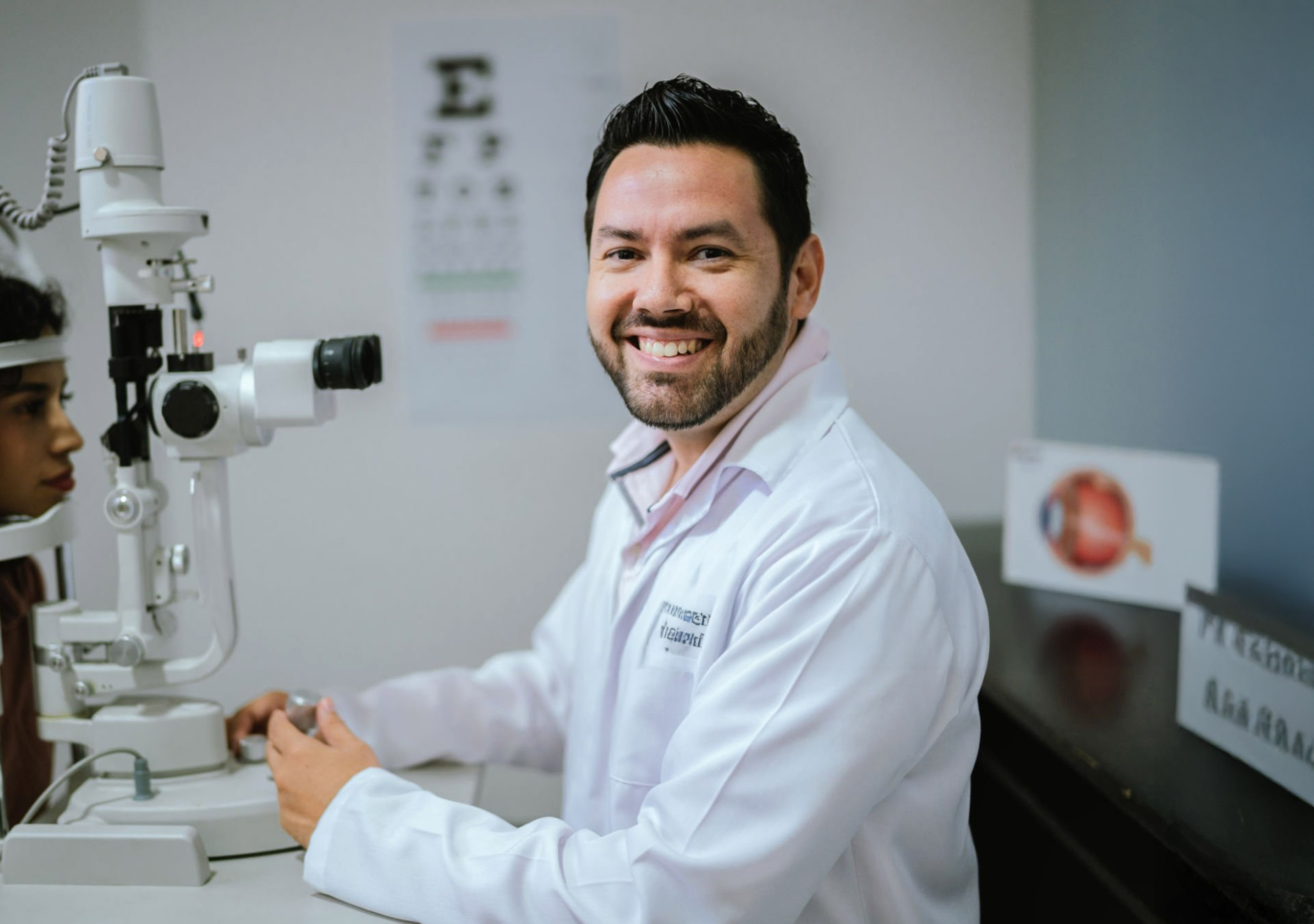 Mujer sonriente mostrando su nueva licencia de conducir